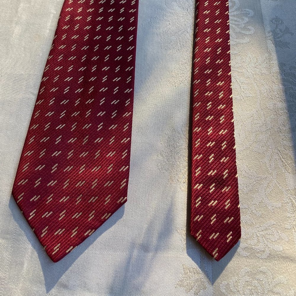 SAKS FIFTH AVENUE Foulard pattern tie 100% silk